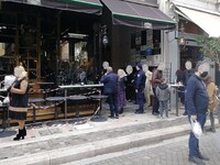 Διώχνουν κόσμο που συγκεντρώνεται έξω απ...