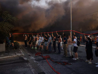 Φωτιά στην Αττική: Εθελοντές και κάτοικο...