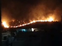 Μεγάλη φωτιά σε δασική περιοχή, στο Πέραμα