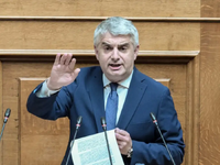 Ο Οδυσσέας Κωνσταντινόπουλος παραδίδει τ...