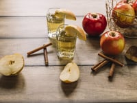 Χριστουγεννιάτικο λικέρ με μήλο και κανέλα