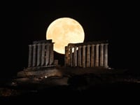 Το φεγγάρι της φράουλας πάνω από το Σούνιο