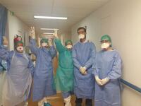 Πάτρα: Κάνοντας το σήμα της νίκης φωτογρ...