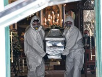 Κορωνοϊός: Με μάσκες και ειδικές στολές ...