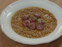 Πικάντικες φακές με λουκάνικο και κινόα 