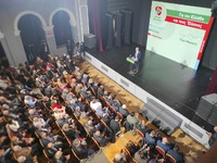 Με σημαίες ΠΑΣΟΚ η συγκέντρωση Παπανδρέο...