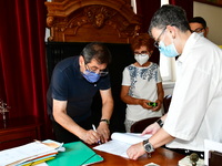 Ο Κ. Πελετίδης υπέγραψε τη σύμβαση για τ...