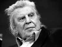 Μίκης Θεοδωράκης:  Κορινθία ή Χανιά η ταφή του