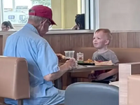 Το βίντεο που συγκίνησε το TikTok: 3χρον...