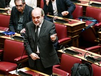 ΕΚΤΑΚΤΟ! Κατέρρευσε μέσα στη Βουλή ο Τρύ...