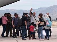 Έφτασαν στην Ελευσίνα οι 17 Έλληνες από το Σουδάν