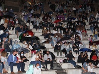 Ψιχάλισε αλλά η παράσταση "Μήδεια&q...