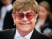 Ο Έλτον Τζον αγοράζει ακόμη ένα σπίτι αξ...