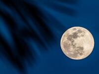 Πανσέληνος Αυγούστου: Πώς θα επηρεάσει τ...