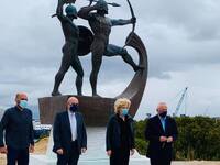 Η Σία Αναγνωστοπούλου κατέθεσε στεφάνι σ...