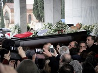 Tελευταίο αντίο στον μεγάλο Θάνο Μικρούτ...