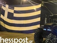 Αγρότες κρέμασαν ελληνική σημαία 100 τ.μ...