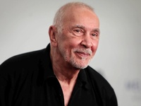 Για σεξουαλική παρενόχληση και ανάρμοστη...