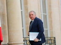 Γαλλία: Κατάργηση δύο αργιών προτείνει ο...