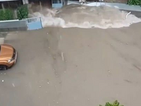 Άλιμος: Έπεσε μάντρα πολυκατοικίας από τ...