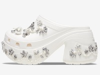 Crocs fever: Αλλοι τα λατρεύουν, άλλοι τ...