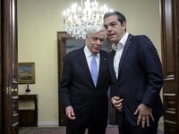 Ο Τσίπρας στον Παυλόπουλο – Προκηρύσσοντ...