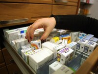 Κορωνοϊός: Ουρές στα φαρμακεία για τη χλ...