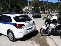 Γλυκά Νερά: Οι αστυνομικοί βρήκαν το μωρ...