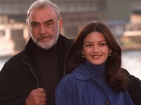 Η Κάθριν Ζέτα Τζόουνς αποχαιρετά συγκινη...