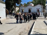 Σεισμός στη Σάμο: Σπαραγμός στην κηδεία ...