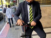 Με... πατίνι ο βουλευτής Ιάσονας Φωτήλας- ΦΩΤΟ 