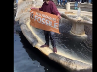 Ιταλία: Aκτιβιστές έριξαν μαύρο υγρό στο...