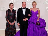 Η ball gown της Σάρον Στόουν «έσκισε» στ...