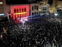 Πάτρα: Οι Πυξ Λαξ "χαιρετίζουν"...