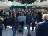 Γεμάτη κόσμο η λαϊκή της Πάτρας... άδεια...