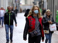 Tα lockdown επιστρέφουν καθώς η Ευρώπη β...