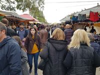 Γεμάτο το παζάρι απέναντι από τον Άγιο Α...