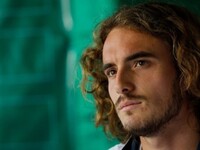 Τσιτσιπάς: «Χτενίζω 20 λεπτά την ημέρα τ...