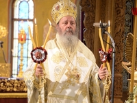 Στον πανηγυρίζοντα ιερό ναό Παντοκράτορο...