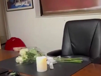 Γιώργος Παπαδάκης: Λουλούδια και κεριά σ...