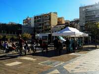 Στην ουρά με αποστάσεις για να κάνουν τε...