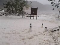 Γέμισε αφρούς η παραλία στις Φρίκες στην...