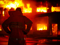 Σε ύφεση η φωτιά σε εργοστάσιο της «Καρα...
