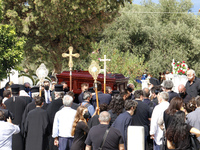 Μίκης Θεοδωράκης: Αθάνατος! Στην αγκαλιά...