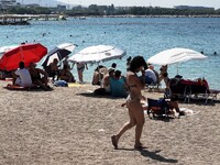 Γεμάτες οι παραλίες, άδεια τα εκλογικά τ...