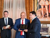 Συγκινημένος ο πρέσβης των ΗΠΑ Τζώρτζ Τσ...