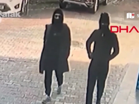 Κωνσταντινούπολη: Οι δύο ένοπλοι κουκουλ...