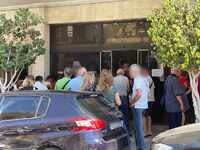 Ουρές στην Πάτρα έξω από αστυνομικά τμήμ...