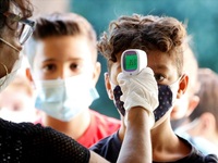 Κορωνοϊός: Μεταξύ 4 και 18 ετών, ένα στα...