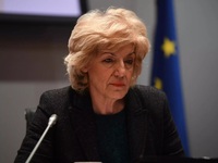 Σία Αναγνωστοπούλου: "Αναρωτιόμαστε...